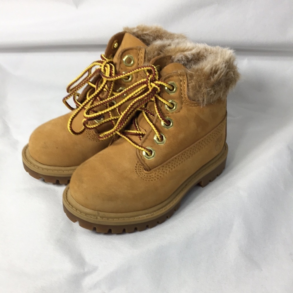 Timberland Boys Waterproof Hiking boot Size 6 Like-NEW Condition - Picture 3 of 8